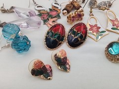12 LOT G VINTAGE ESTATE PIERCED EARRINGS DANGLE HUGGIE CLOISONNE HEART FLORAL