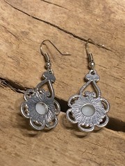VINTAGE SILVER TONE METAL FAUX PEARL DANGLE EARRINGS 1.75”