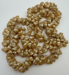 VTG NECKLACE IRIDESCENT TROCHUS SEA SHELL OPALESCENT TROPICAL JEWELRY NICE!