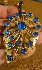 Estate Vintage Blue Pronged Rhinestone Leaf Brooch Gold tone Floral Pin
