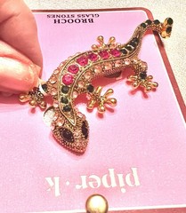 NEW PIPER. K LIZARD BROOCH. Colored Glass Stones. Gold Tone.