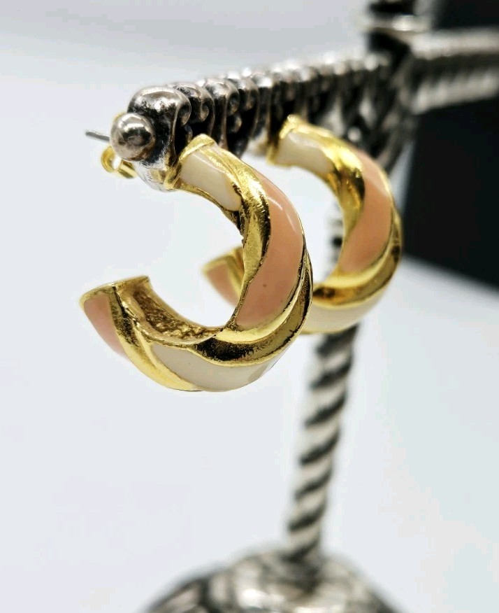 Peach Cream Enamel hoop Pierced Earring Gold tone Couture Vintage .75 in