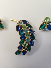 VTG Juliana Brooch & Clip on Earrings Green Blue Rhinestones Goldtone