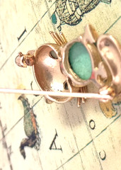 1950’S VINTAGE 14K GOLD CAT PIN PENDANT GREEN STONE
