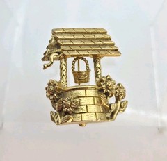 Vintage Wishing Well Brooch Movable Gold Tone 1.75″