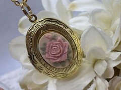 Mauve Peach Vintage DARK ROSE Cameo Locket Pendant Necklace Woman Gold Spring