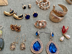LOT OF 100+ VINTAGE GOLD TONE EARRING PAIRS FOR PIERCED EARS N189