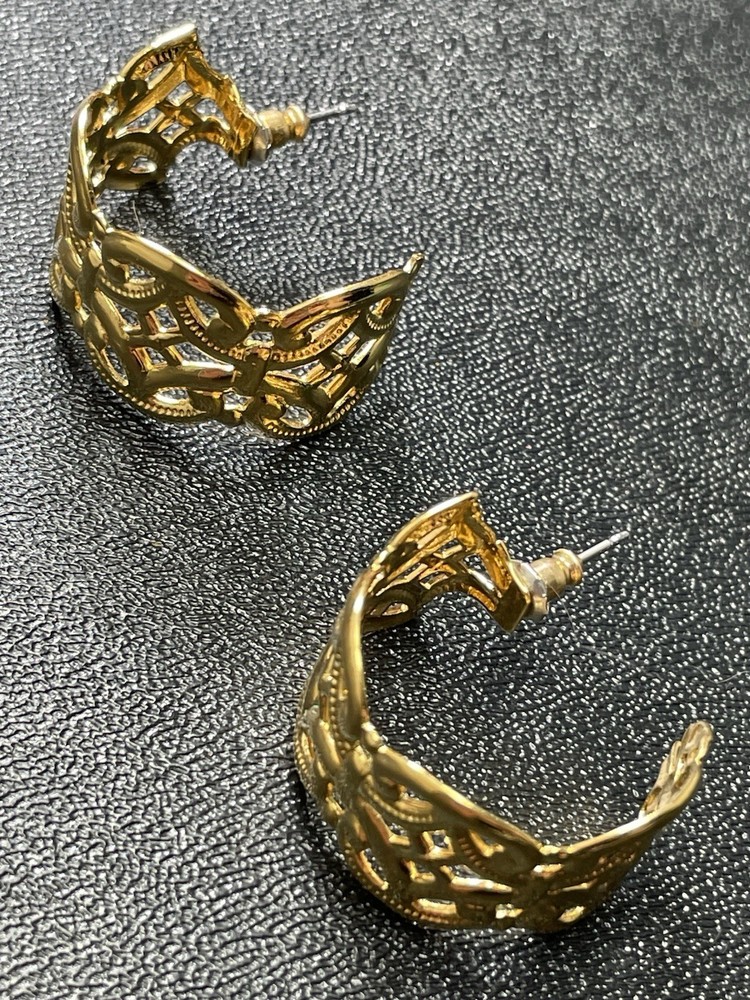 Vintage 1.1” Gold Tone Light Metal Hoop Earrings