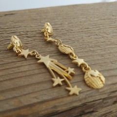 Vintage Gold Tone Earth Shooting Star Earrings Asymmetrical Planet Globe