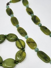 Vintage Green Lucite Faux Jade 18″ Necklace and Elastic Bracelet Set Lightweight