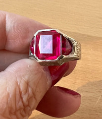 VINTAGE 10K WHITE GOLD LARGE RED SYNTHETIC RUBY MEN’S WOMEN’S UNISEX RING
