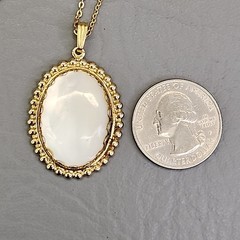Vintage Mother of Pearl Pendant Necklace Oval White Gold Tone Cable Chain 17″