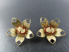 VINTAGE GOLD TONE CAMEO IN FLOWER EARRINGS ER23