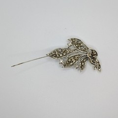 Vintage Lisner Leaves Brooch Blue Green AB Rhinestone Gold Tone