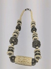 Vintage Silver Tone Metal & Off White Acrylic Chunky Bead Necklace 21″. Hammered