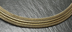 VINTAGE GOLD TONE FLEXIBLE COLLAR NECKLACE WITH MOP FLOWER PENDANT M531