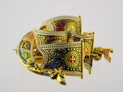 Vintage Unbranded Gold Tone Metal and Enamel Viking Ship Boat Brooch Pin