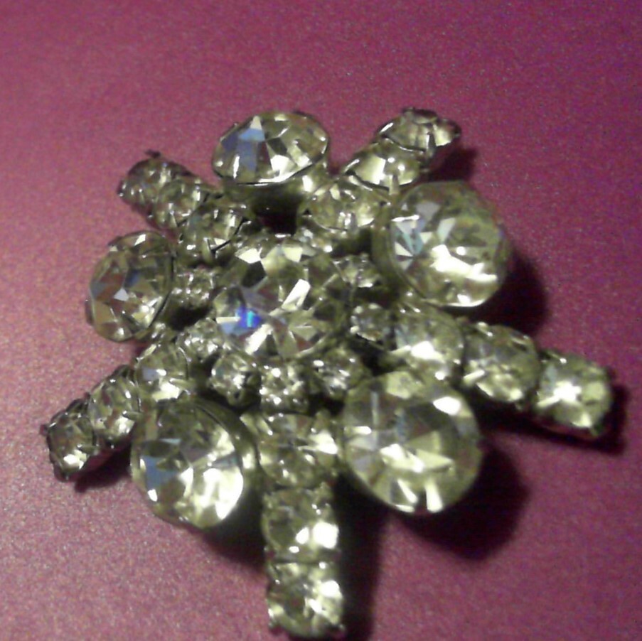 Beautiful vintage glass/crystal brooch, no stones missing, very nice, no brand