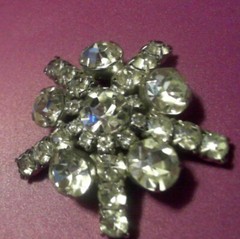 Beautiful vintage glass/crystal brooch, no stones missing, very nice, no brand