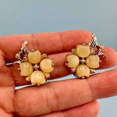 Vintage Earrings Thermoset Clover Flower Gold Tone Clip On Faux Seed Pearl