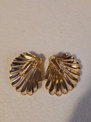 Vintage Scallop Shell Clip-On Earrings Gold Tone Approx 1″ Wide Statement