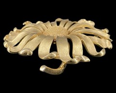 Vintage Trifari Daisy Flower Brooch Textured Brush Gold Tone 3″