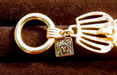 Chic Designer Anne Klein Bracelet Gold Tone Toggle Clasp Retro Chunky Shell Link