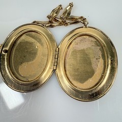 Vintage Locket Pendant Necklace Gold Tone Etched Pink Stone 24″ Chain