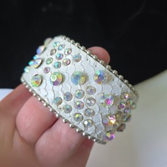 Vintage 80s Genuine Leather AB Glass Rhinestones Bangle Snaps Bracelet 7-7.5″ Wt
