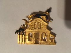 VINTAGE AAi HAUNTED HOUSE HALLOWEEN WITCH CAT BROOCH PIN GOLD TONE / WRONGWAY052