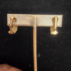 Vintage Celebrity Gold Tone Clip-On Earrings – Classic Statement Style