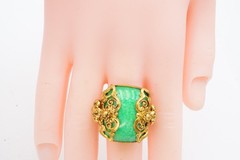Vintage Ring Gold Tone Green Piking Glass Size 5.25 Adjustable