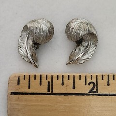 Vintage 1970s LISNER Floating Silver Tone Feather Clip On Earrings FORMAL RETRO