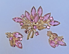 Lovely Vintage Open back Pink Crystal Glass Flower Pin Brooch & Earrings Set