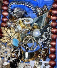 1.1 Pounds Of Vintage & Modern Assorted Jewelry, Fabulous Collection