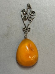 NATURAL OLD ANTIQUE YELLOW BUTTERSCOTCH BALTIC AMBER PENDANT 7,6 gr