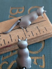 Vtg JJ Dangling Tail Articulated Kitty Cat Kitten Post Earrings Brushed Metal