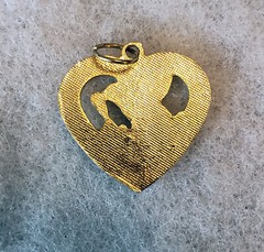 UNBRANDED GOLDTONE ENAMEL HUMMINGBIRD HEART PENDANT 3/4″ NO CHAIN