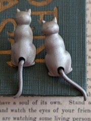Vtg JJ Dangling Tail Articulated Kitty Cat Kitten Post Earrings Brushed Metal