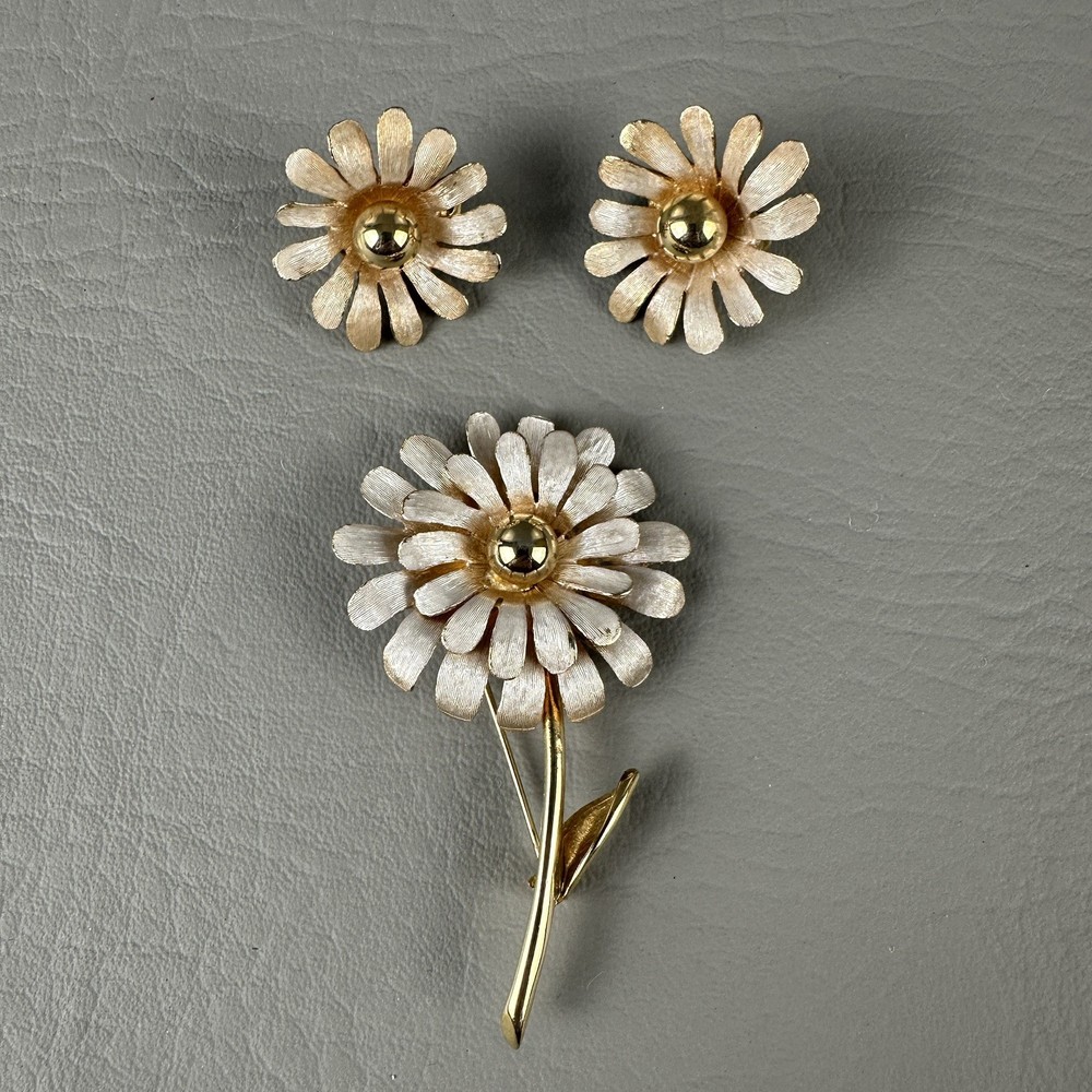 Vintage Brooch Earrings Set Gold Tone Daisy Flower Brushed Satin Clip On
