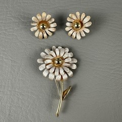 Vintage Brooch Earrings Set Gold Tone Daisy Flower Brushed Satin Clip On