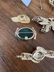 Spectacular lot of assorted vintage brooches