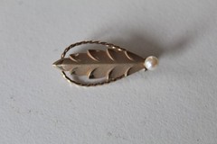 LOT OF 6 VTG WEARABLE MARKED 1/2 12K GF BROOCH PINS, LEAF IS 14K GF 25 GM