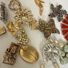 Vintage To Now Lot Of 18 Unsigned (1 signed) Gorgeous Brooch & Pin