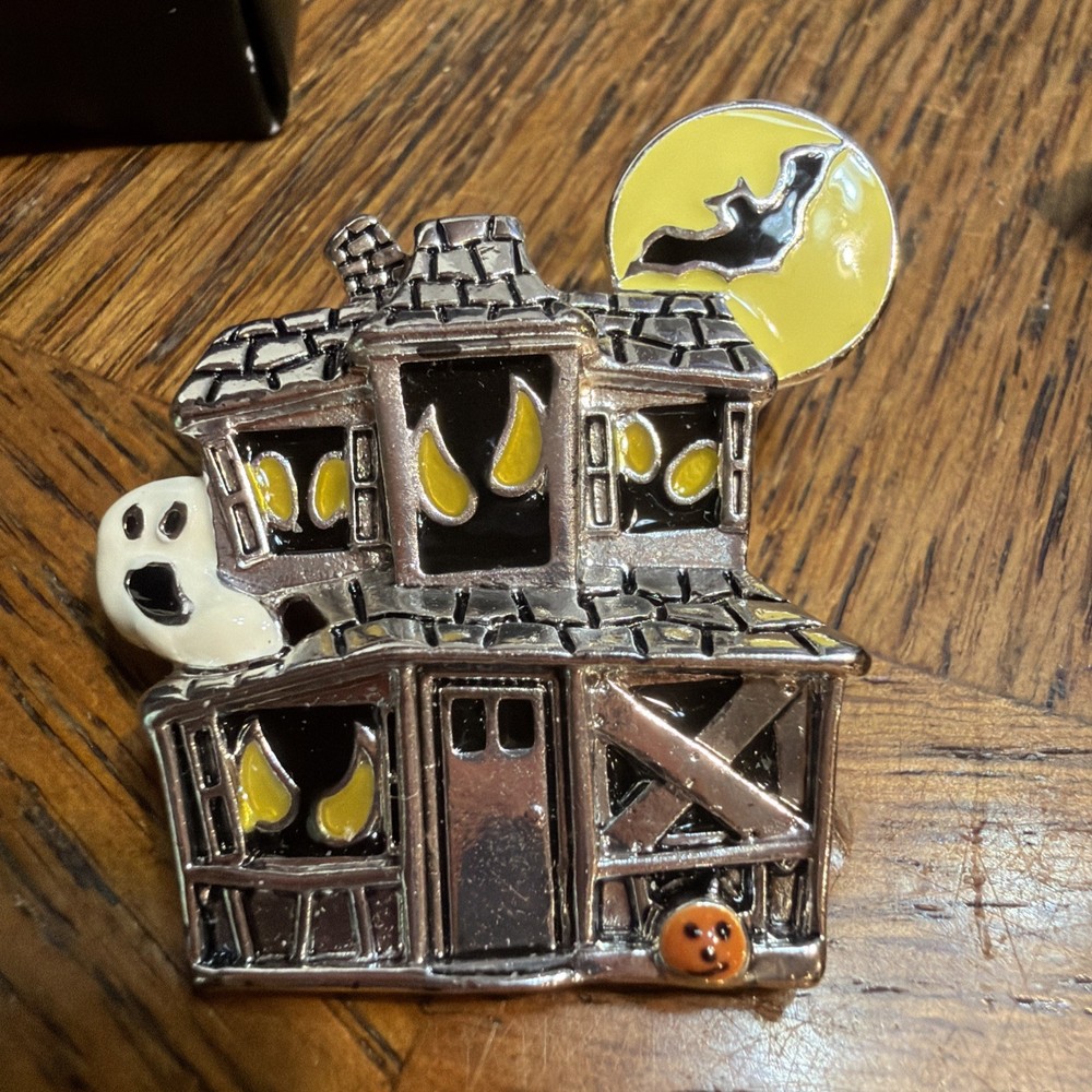 NRT Halloween Haunted House Pin In Box Ship 5.00. 3C