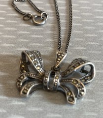Vintage 925 Sterlling Silver Marcasite Bow Pendant Necklace 18″ Curb Link Chain