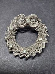 Vintage Silver Tone Wire Wreath Christmas Brooch Rhinestone Holiday Pin 1970s