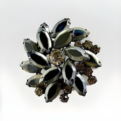 MCM Juliana D&E/ DeLizza Elster Black Crystal Pinwheel Brooch, 1-7/8″W