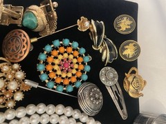 VINTAGE Junk Jewelry Lot FOR CEAFTS Some Signed Pieces Broken Singles Age Wear