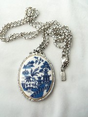 Vintage 1928 Co Blue Willow Scene Porcelain Pendant Necklace